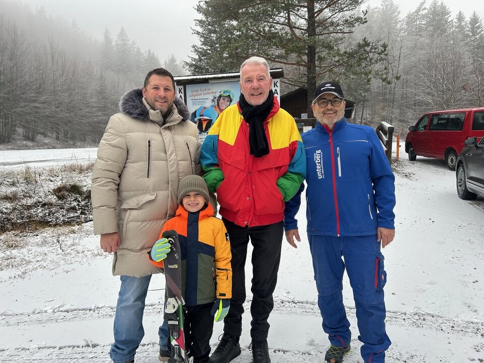Thomas Ernst (Firma Partsch), Henry, Bürgermeister Klaus Schneeberger und Erich Panzenböck (Skigebiet Unterberg). 