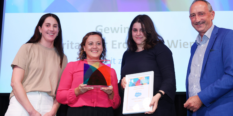 Salesforce Fundraising Award: Innovation des Jahres, Caritas WienLisa Grotenrath (Salesforce), Magdalena Lechab, Theresa Fogl (Caritas Wien), Günther Lutschinger (FVA Geschäftsführer) 