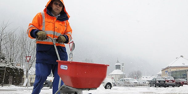 Mann tot: Bagger stürzte in Eis-Teich