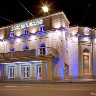 Rihanna - Queen of Downloads