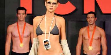 Sandy Meyer-Wölden schritt im Bikini über Catwalk