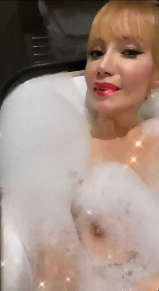 Sarkissova beschimpft und nackt auf Instagram