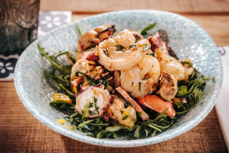 Genussmomente: Feinste Meeresfrüchte auf Salat.