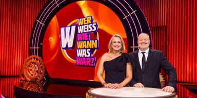 Sch&ouml;neberger und Raab moderieren eine Quiz-Show &uuml;ber Pop-Kultur und Zeitgeschichte.