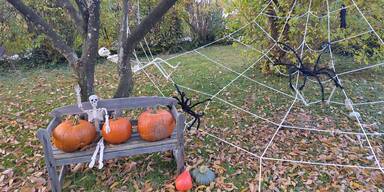 Schaukelndes Skelett