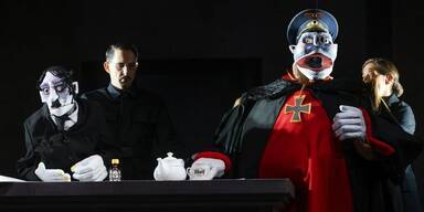 "Schicklgruber": Ovationen f&uuml;r Hitler-Puppe an der Josefstadt