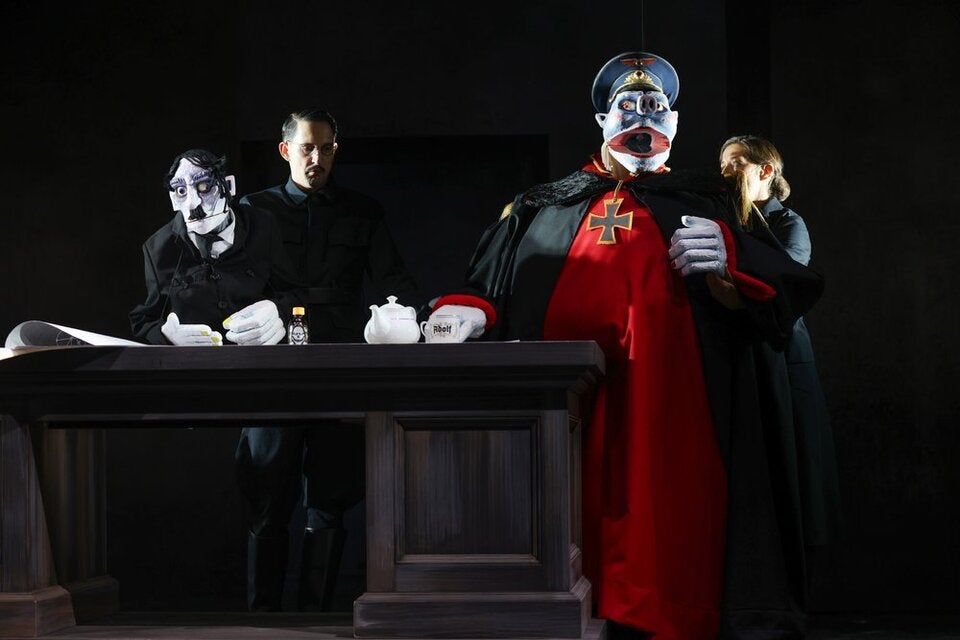 „Schicklgruber“: Hitler wird in der Josefstadt zum Puppenspiel