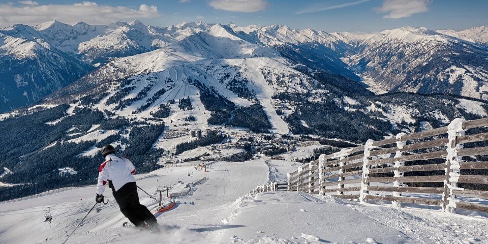 Schifahrer und Pisten