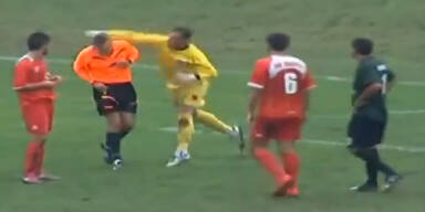Irre! Keeper attackiert Schiedsrichter