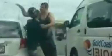 Wilde Schl&auml;gerei: Mit Skateboard gegen Auto