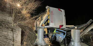 Reisebus st&uuml;rzt &uuml;ber B&ouml;schung - ein Toter