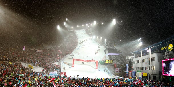 Nachtslalom bei leichtem Schneefall