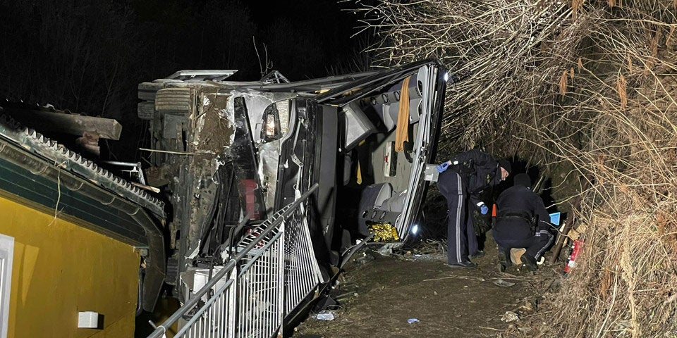 Reisebus stürzt über Böschung - ein Toter