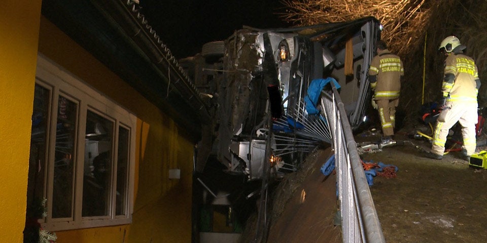 Reisebus stürzt über Böschung - ein Toter