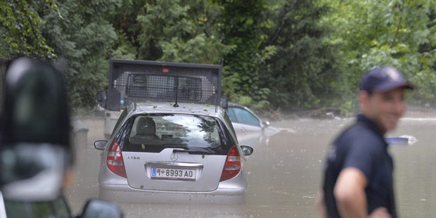Unwetter legen Bahnstrecken lahm