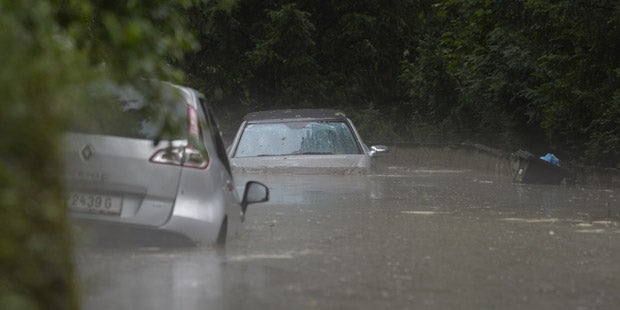 Unwetter legen Bahnstrecken lahm