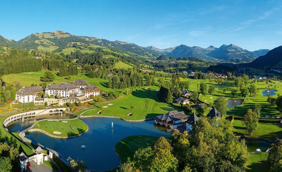 Schlosshotel Kitzbühel. Es zählt zu den wahren Golfhotels, denn es liegt direkt am 9-Loch-Golfplatz.