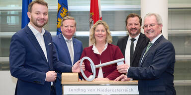 Schl&uuml;ssel&uuml;bergabe f&uuml;r Ausweichquartier des N&Ouml; Landtages