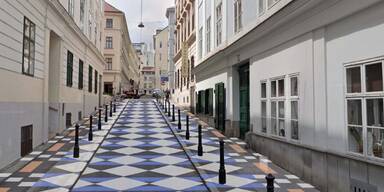 Streit um bunte Stra&szlig;enbemalung in der Schmidgasse