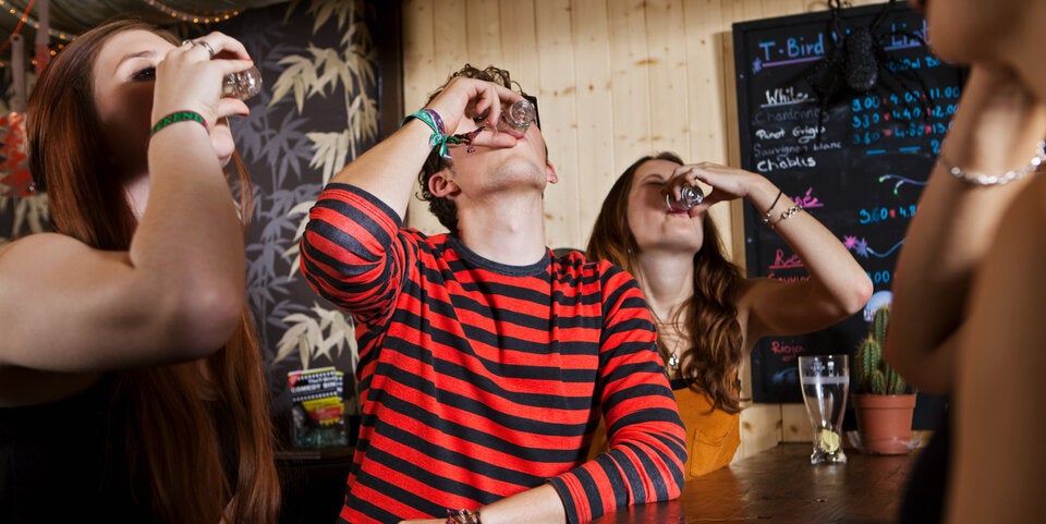 Schnaps auf Ex trinken