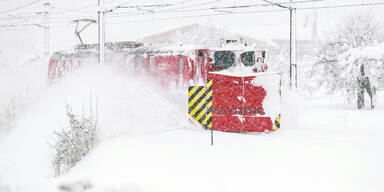 Schnee-Chaos in &Ouml;sterreich: Erste &Ouml;BB-Strecken gesperrt