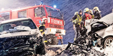 Frontalzusammensto&szlig; auf Schneefahrbahn