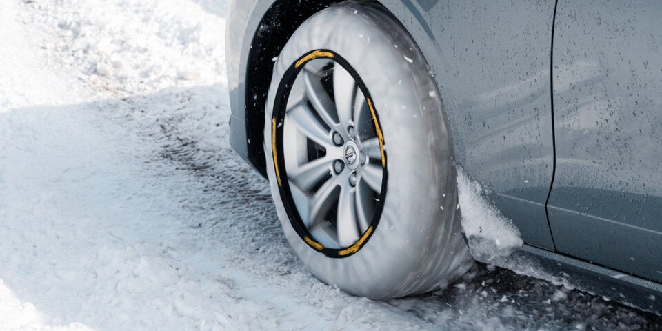 Schneeketten und Reifenmatten im Vergleichstest