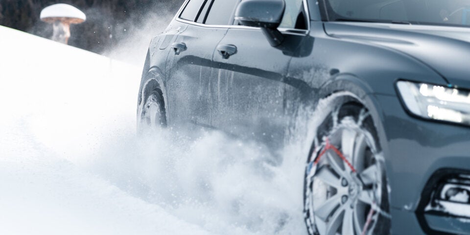 Schneeketten und Reifenmatten im Vergleichstest