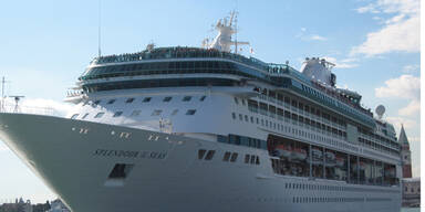 65-J&auml;hrige schwamm Kreuzfahrtschiff hinterher