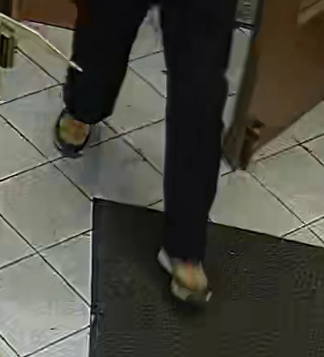 Raubüberfall mit Messer: Täter auf der Flucht