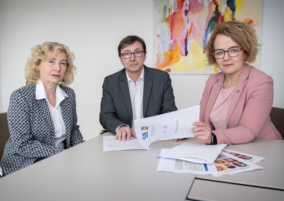 Landesrätin Eva Prischl, NÖ Schuldnerberatung Geschäftsführer Michael Lackenberger und Landesrätin Christiane Teschl-Hofmeister.