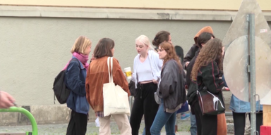 Jugendliche vor der Schule