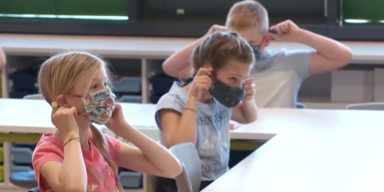 Schulkinder mit Maske