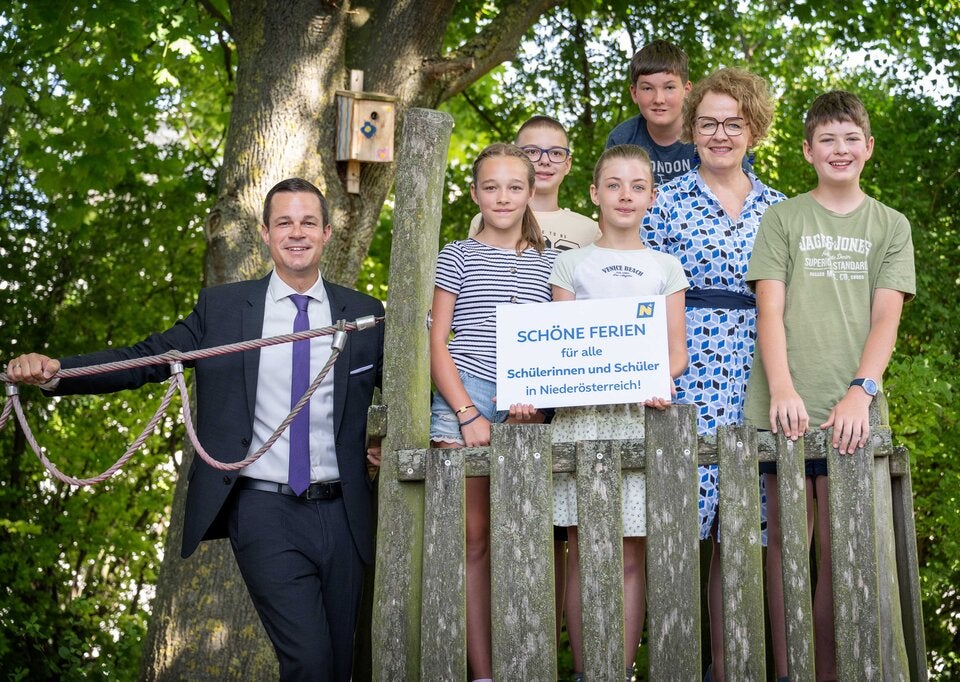 Bildungsdirektor Karl Fritthum, Emily, Felix, Anna, Emanuel, Bildungslandesrätin Christiane Teschl-Hofmeister und Matthias in der ÖKO Mittelschule Pottenbrunn.
