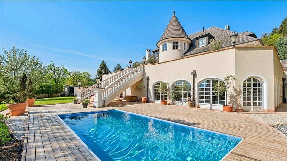 Fürstlich wohnen mit prachtvollen Türmchen, edlen Rundbögen und einer imposanten Treppe, die vom Obergeschoß direkt in den gepflegten Garten und an den großen Pool führt. 