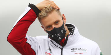 mick schumacher mit maske bei alfa romeo
