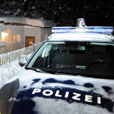 Frau schießt Freund ins Gesicht