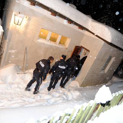 Frau schießt Freund ins Gesicht