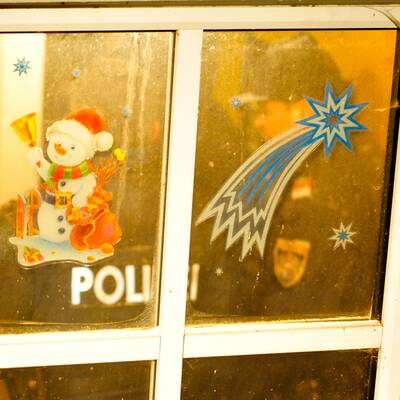 Frau schießt Freund ins Gesicht