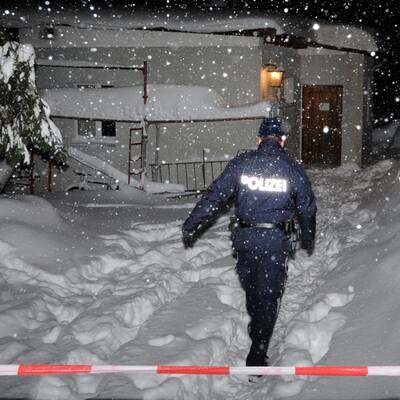 Frau schießt Freund ins Gesicht