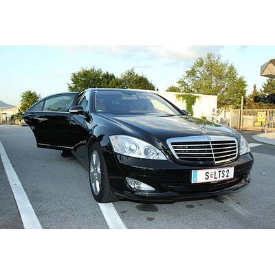 Arnold Schwarzenegger in Wien gelandet