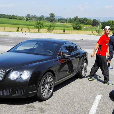Arnautovic kommt im Bentley
