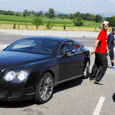 Arnautovic kommt im Bentley