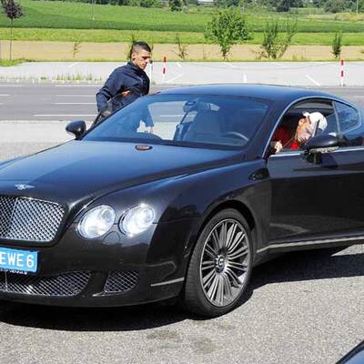 Arnautovic kommt im Bentley