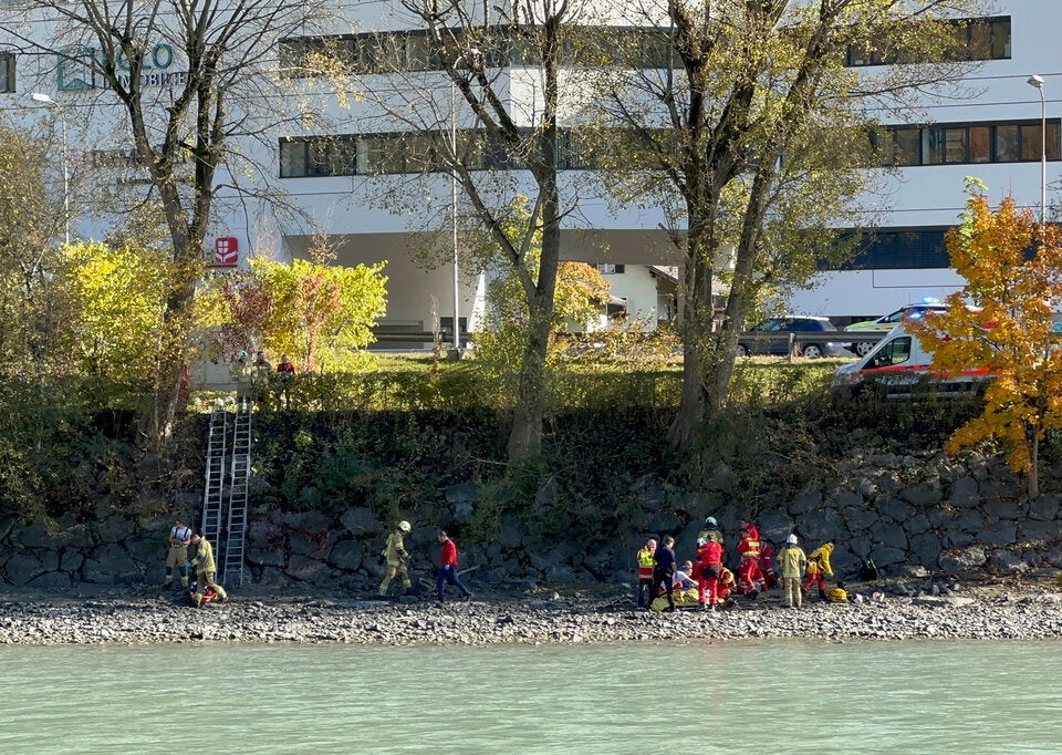 und Kleinkind in Tirol aus Inn gezogen