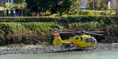 und Kleinkind in Tirol aus Inn gezogen