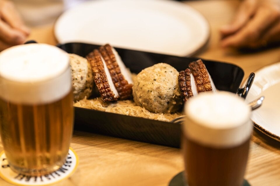 Zum Schweinsbratl wie bei Oma passt das Tankbier.