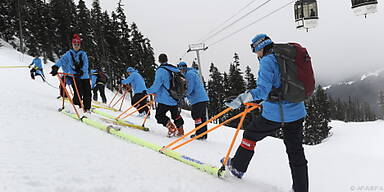 Schwerarbeit f&uuml;r das Pistenpersonal
