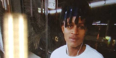 22-Jährigen durch Glastüre gestoßen: Polizei sucht Täter