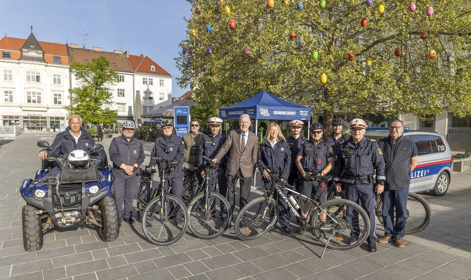 Bürgermeister Klaus Schneeberger (Mitte) mit dem Ordnungsdienst der Stadt Wiener Neustadt und dem Stadtpolizeikommando. 